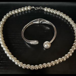 Pearl necklace w pearl bracelet